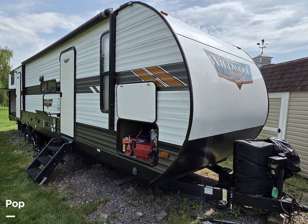 2020 Forest River Wildwood 32BHDS - Used Travel Trailer For Sale by Pop RVs in Chardon, Ohio features Awning, Air Conditioning, Slideout, Leveling Jacks