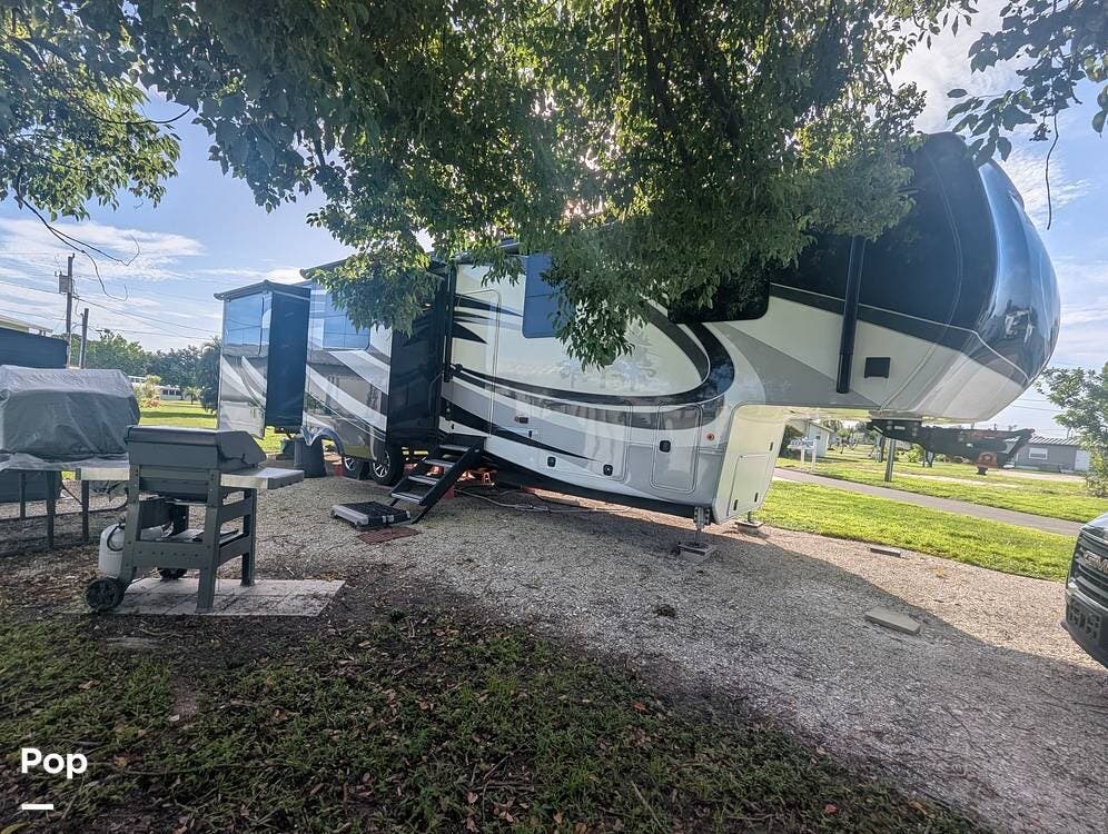 2018 Keystone Redwood 3991RD - Used Fifth Wheel For Sale by Pop RVs in Palmetto, Florida features Slideout, Air Conditioning, Awning, Leveling Jacks