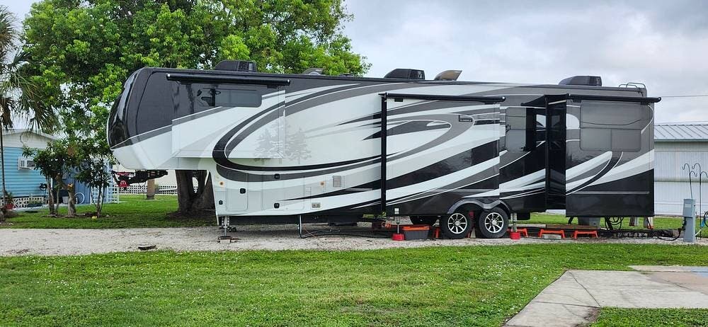2018 Keystone Redwood 3991RD - Used Fifth Wheel For Sale by Pop RVs in Palmetto, Florida features Leveling Jacks, Awning, Air Conditioning, Slideout