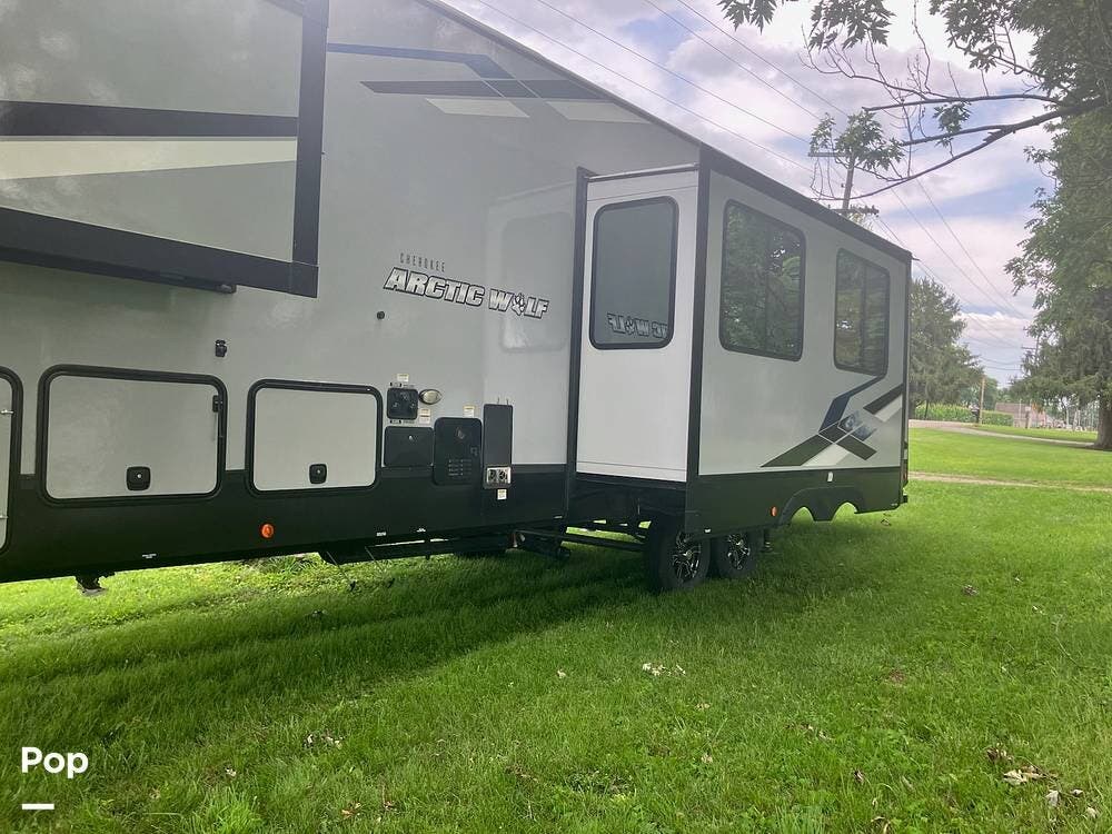2023 Cherokee Arctic Wolf 3770 Suite - Used Fifth Wheel For Sale by Pop RVs in Knightstown, Indiana features Slideout