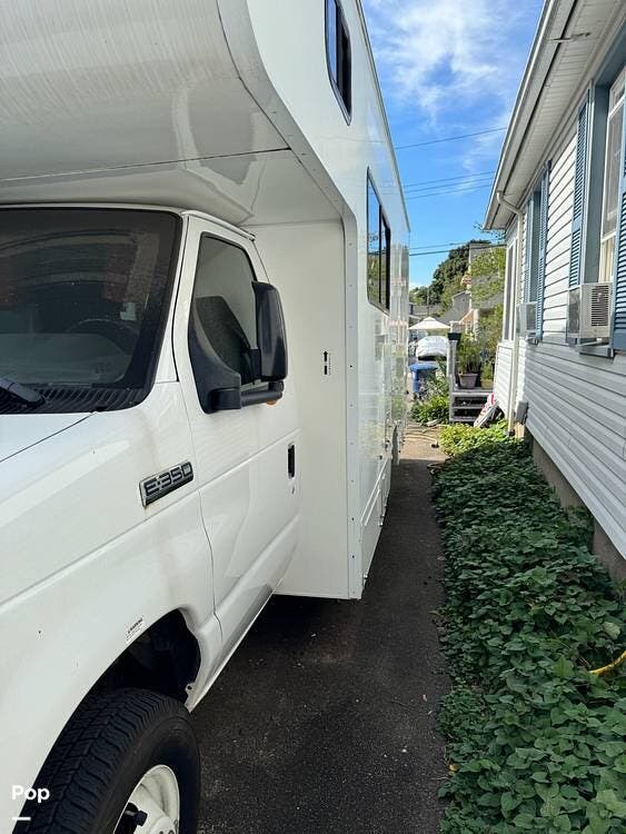 2020 Winnebago Minnie Winnie 325AR - Used Class C For Sale by Pop RVs in West Haven, Connecticut features Air Conditioning, Generator
