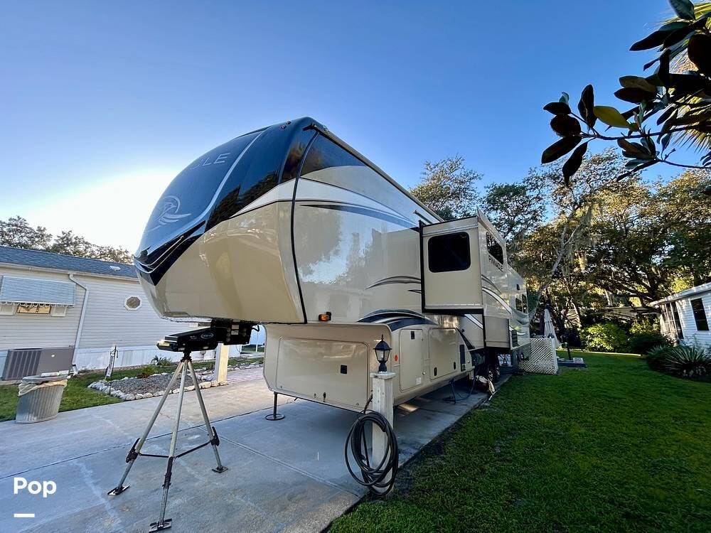 2023 Jayco Pinnacle 36FBTS - Used Fifth Wheel For Sale by Pop RVs in Lake Wales, Florida features Slideout, Leveling Jacks, Awning, Air Conditioning