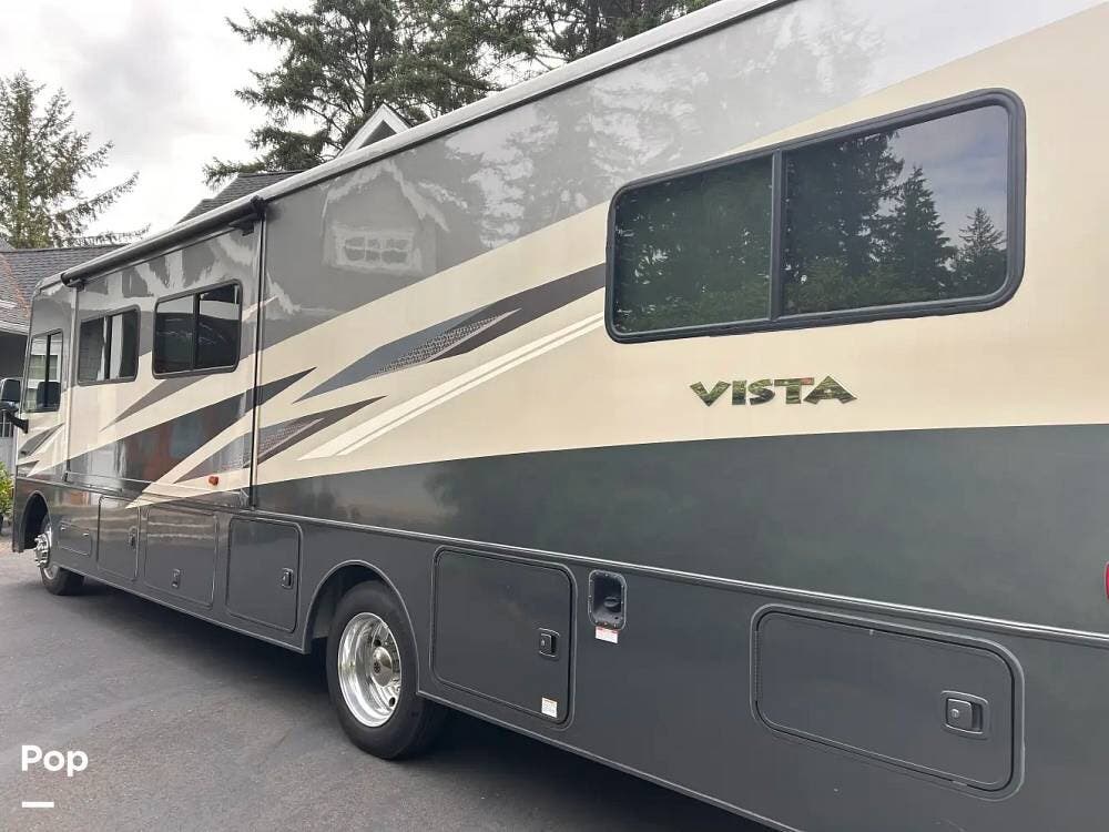 2021 Winnebago Vista 35U - Used Class A For Sale by Pop RVs in Coos Bay, Oregon features Generator, Awning, Slideout, Air Conditioning, Leveling Jacks