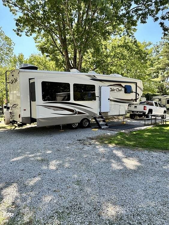 2018 Forest River Silverback 29RE - Used Fifth Wheel For Sale by Pop RVs in Oak Ridge, Tennessee features Slideout
