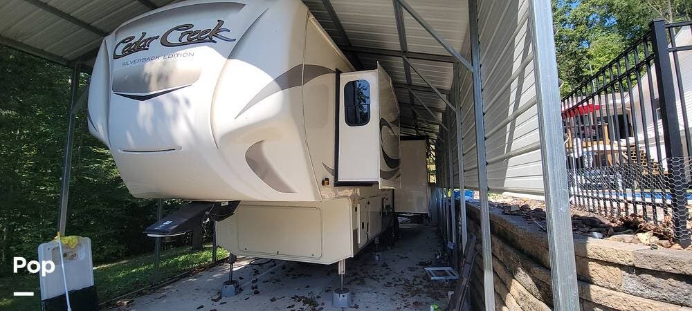 2018 Forest River Silverback 29RE - Used Fifth Wheel For Sale by Pop RVs in Oak Ridge, Tennessee features Awning, Air Conditioning, Slideout, Leveling Jacks