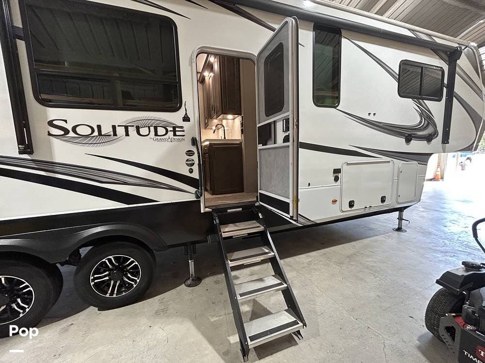 2022 Grand Design Solitude 3330RE - Used Fifth Wheel For Sale by Pop RVs in Granbury, Texas features Slideout