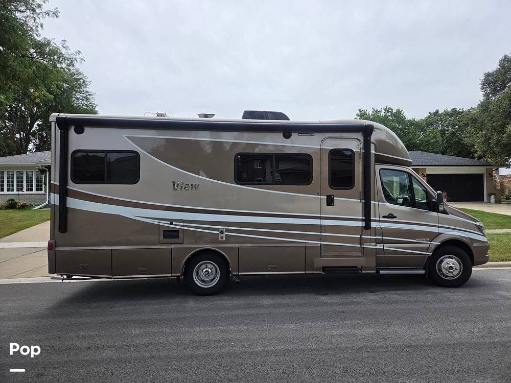 2018 Winnebago View 24G - Used Class C For Sale by Pop RVs in Darien, Illinois features Generator, Air Conditioning, Awning, Slideout