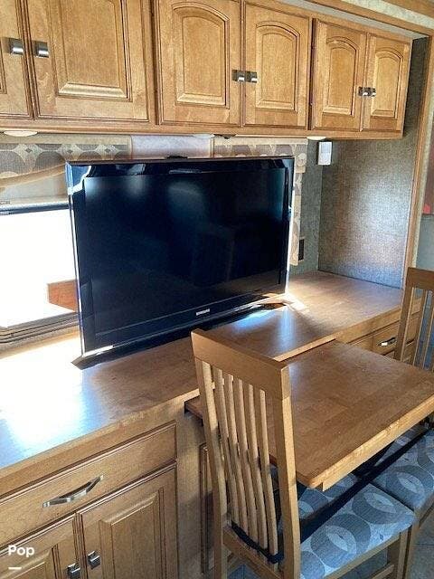 2013 Winnebago Adventurer 37F - Used Class A For Sale by Pop RVs in Frederick, Maryland features Slideout