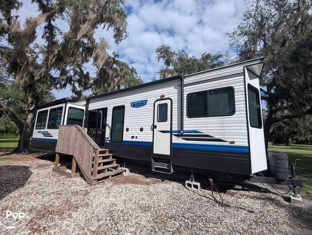 2024 Forest River Salem Villa 40 RLB - Used Travel Trailer For Sale by Pop RVs in Punta Gorda, Florida features Air Conditioning, Slideout, Awning