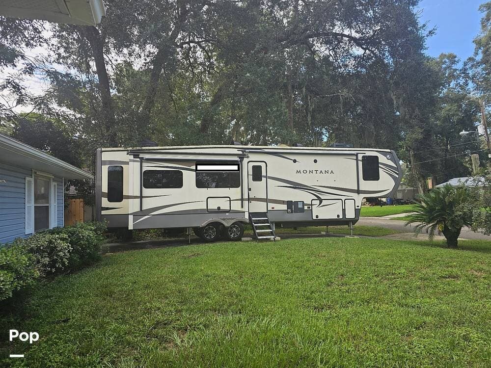 2017 Keystone Montana 3721 RL - Used Fifth Wheel For Sale by Pop RVs in Saint Augustine, Florida features Slideout