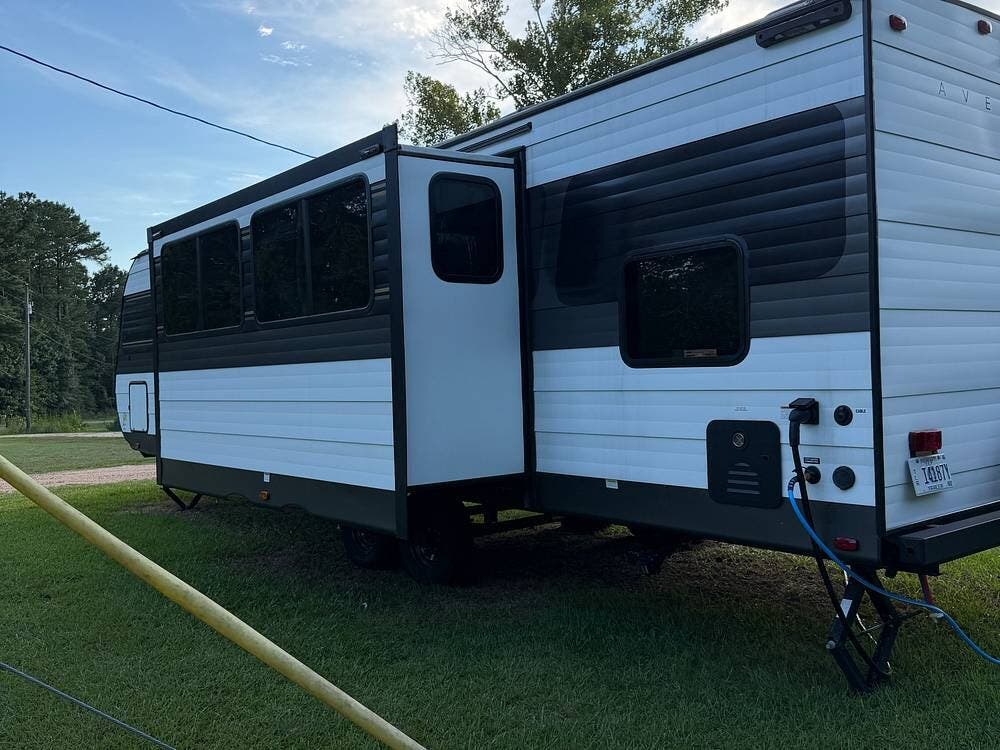 2025 Cruiser RV Avenir 32BH - Used Travel Trailer For Sale by Pop RVs in Columbia, Mississippi features Slideout