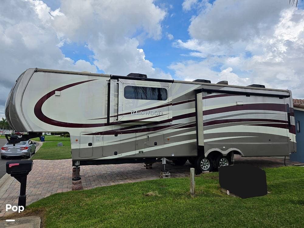 2016 CrossRoads Redwood 39MB - Used Fifth Wheel For Sale by Pop RVs in Seminole, Florida features Awning, Leveling Jacks, Air Conditioning, Slideout