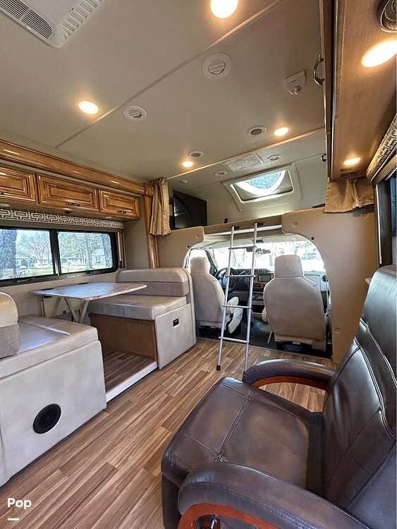 2017 Thor Motor Coach Quantum 31WS - Used Class C For Sale by Pop RVs in Chapman, Kansas features Air Conditioning, Slideout, Leveling Jacks, Awning, Generator