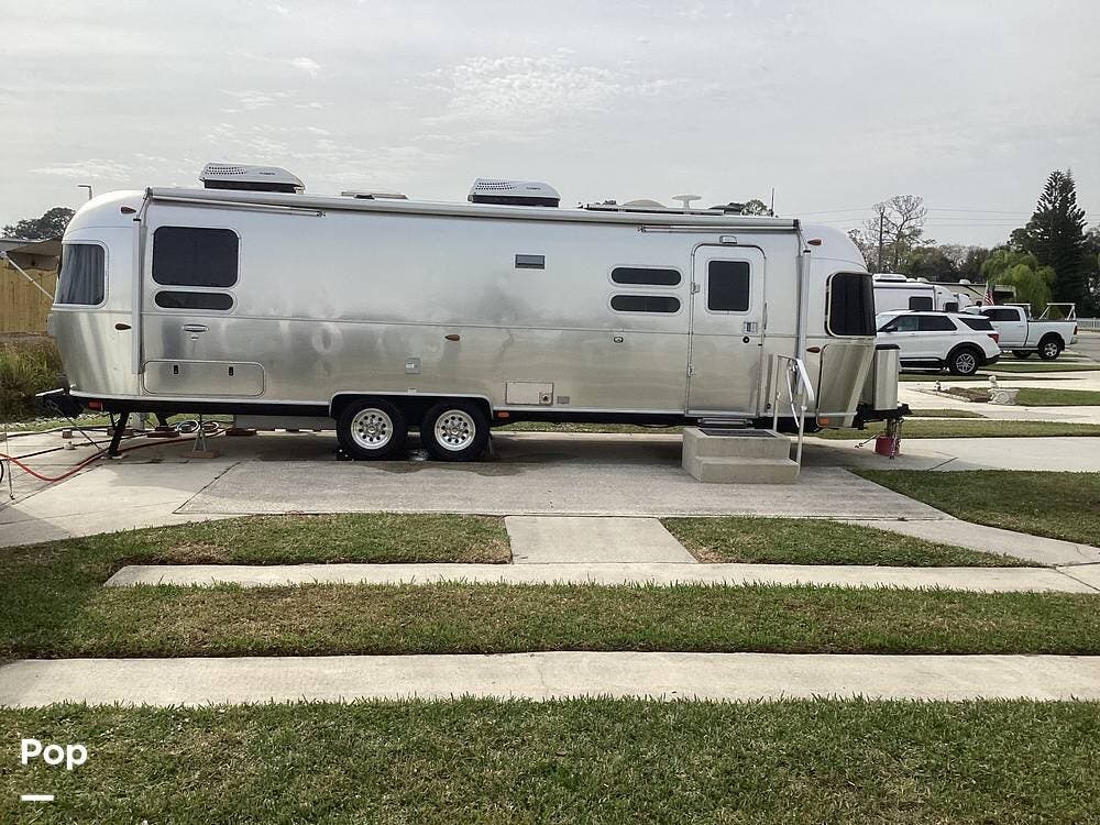 2019 Airstream International 30RB Twin Serenity - Used Travel Trailer For Sale by Pop RVs in Melbourne, Florida