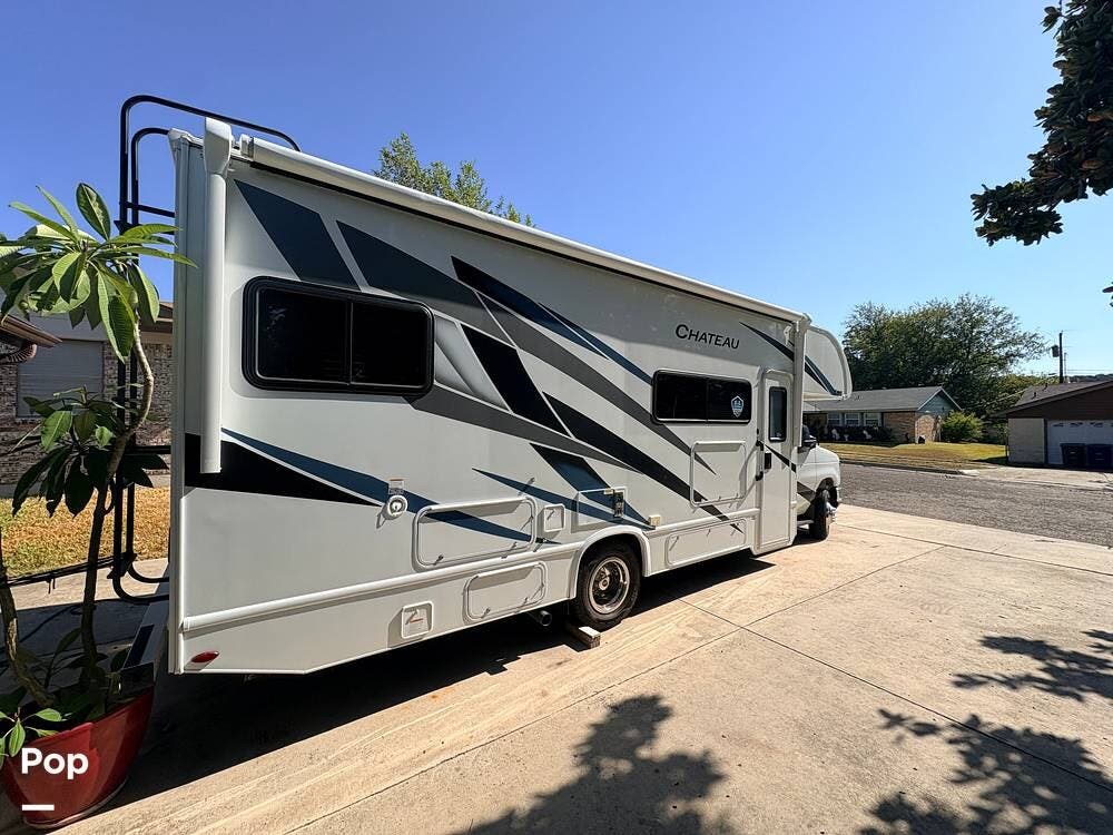 2025 Thor Motor Coach Chateau 26X - Used Class C For Sale by Pop RVs in Copperas Cove, Texas features Air Conditioning, Leveling Jacks, Generator, Awning, Slideout