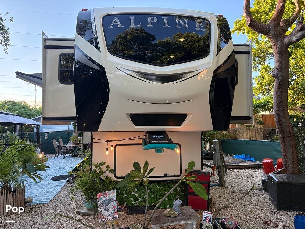 2019 Keystone Alpine 3700FL - Used Fifth Wheel For Sale by Pop RVs in Key Largo, Florida features Air Conditioning, Slideout, Awning, Leveling Jacks