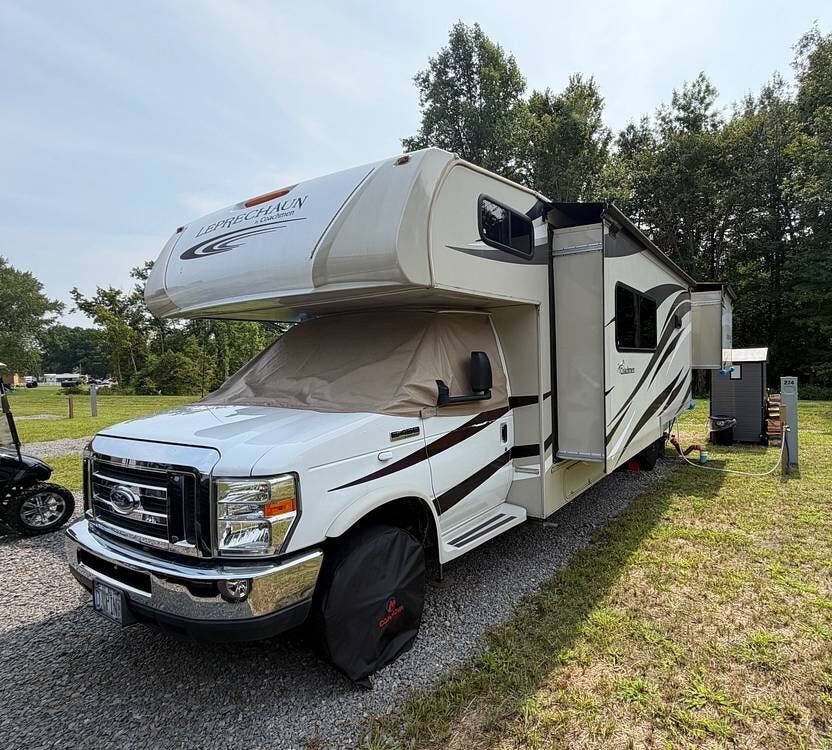 2017 Coachmen Leprechaun 311FS - Used Class C For Sale by Pop RVs in Conneaut, Pennsylvania features Slideout