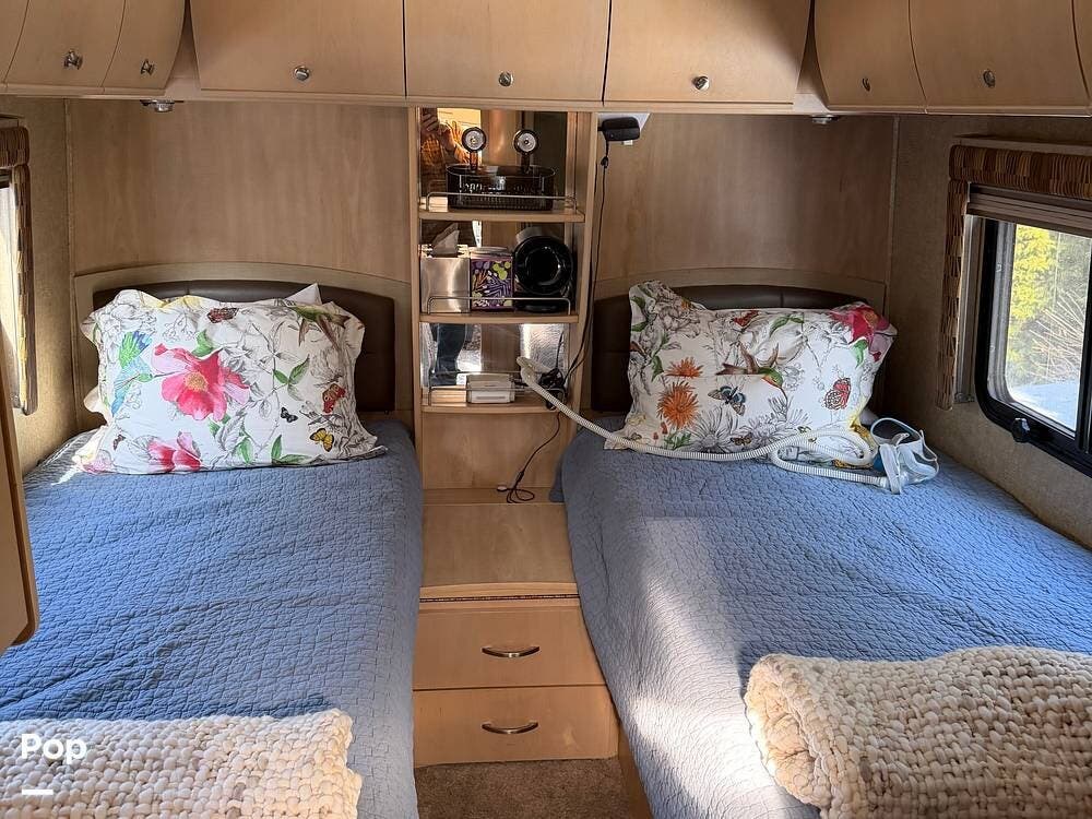 2013 Leisure Travel Unity U24TB - Used Class C For Sale by Pop RVs in Loxahatchee, Florida features Generator, Awning, Air Conditioning