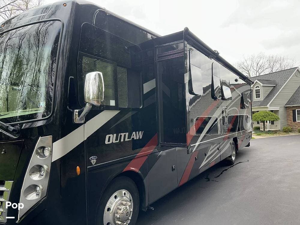 2022 Outlaw 38MB by Thor Motor Coach from Pop RVs in Hughesville, Pennsylvania