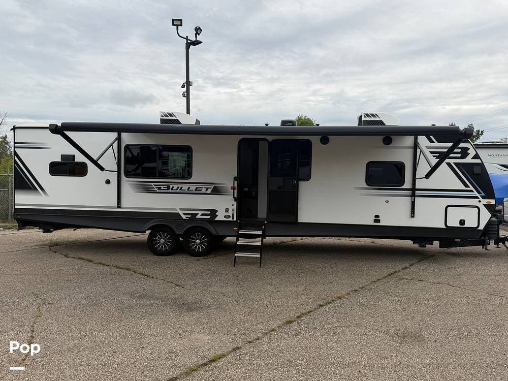 2025 Keystone Bullet 336BBK - Used Travel Trailer For Sale by Pop RVs in Washington, Michigan features Slideout, Air Conditioning, Awning