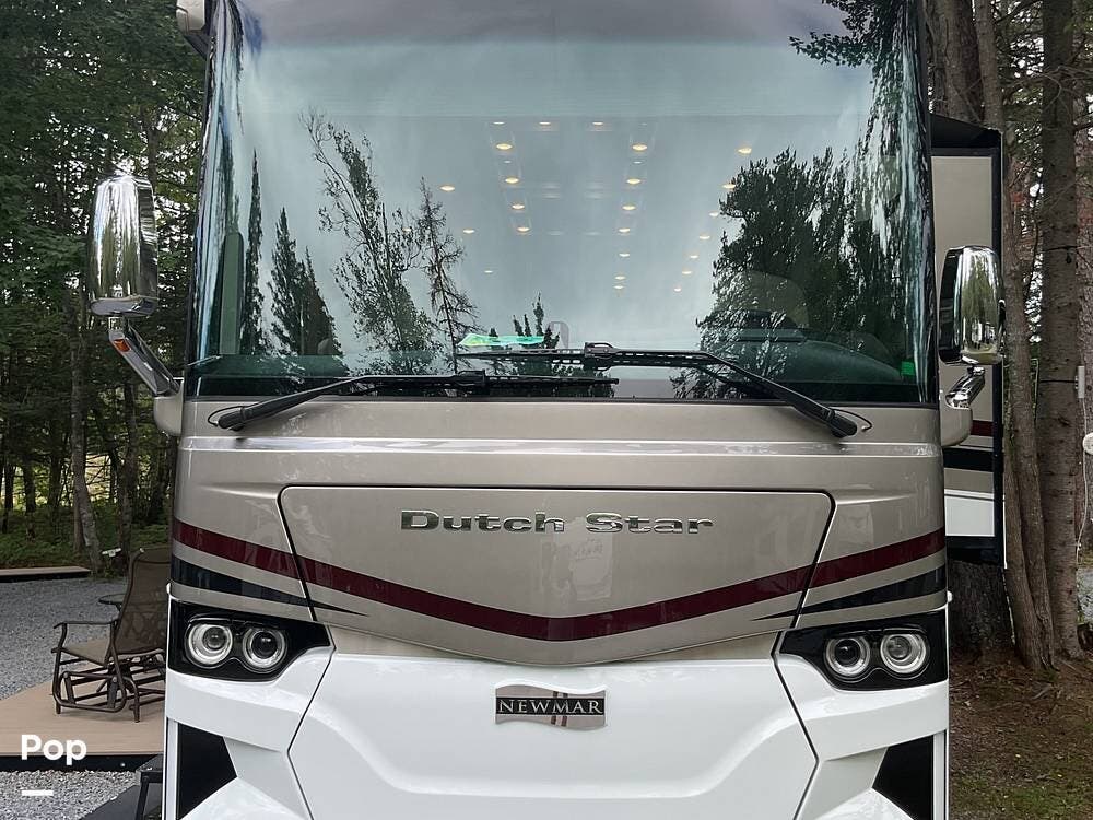 2026 Newmar Dutch Star 4340 - Used Diesel Pusher For Sale by Pop RVs in Moncton, New Brunswick features Leveling Jacks, Awning, Slideout, Air Conditioning, Generator