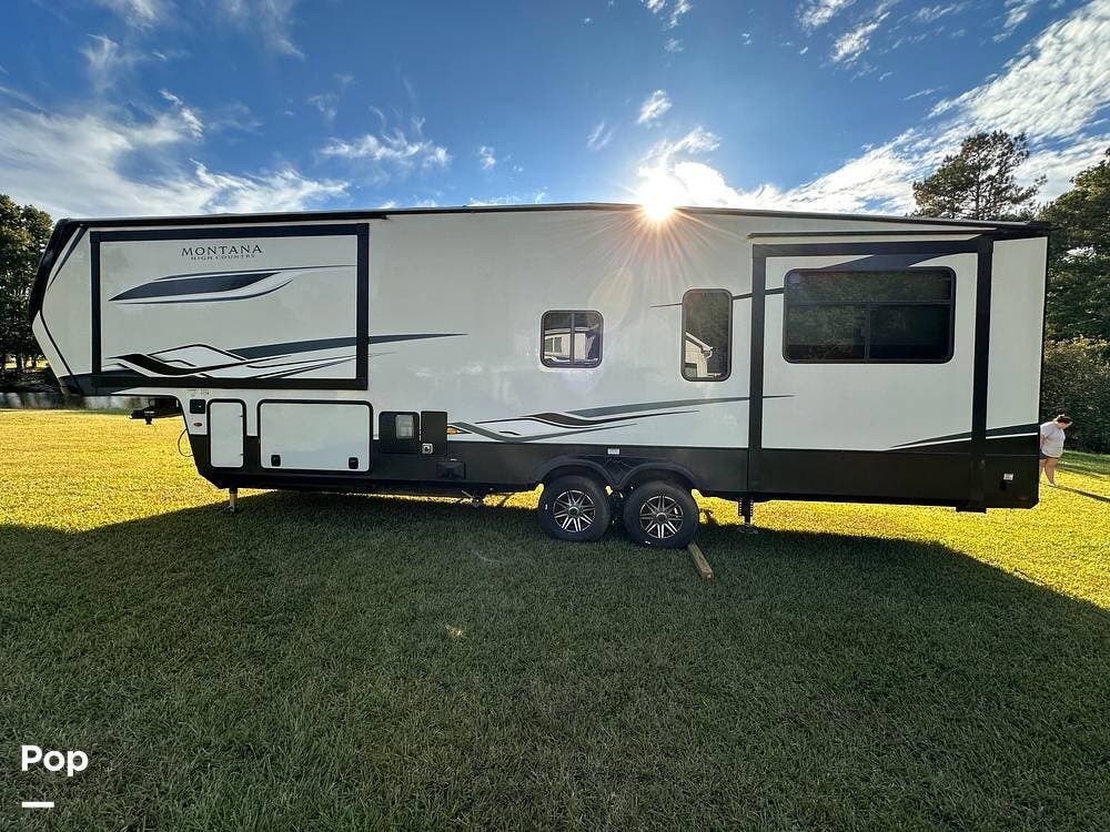 2023 Keystone Montana High Country 311RD - Used Fifth Wheel For Sale by Pop RVs in Willow Spring, North Carolina features Leveling Jacks, Slideout, Awning, Air Conditioning