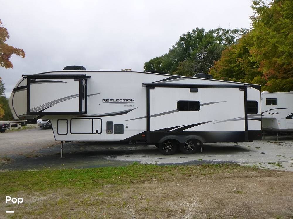 2023 Grand Design Reflection 337RLS - Used Fifth Wheel For Sale by Pop RVs in Northwood, New Hampshire features Leveling Jacks, Air Conditioning, Awning, Slideout