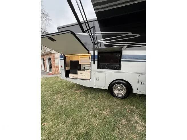 2022 Winnebago Adventurer 29b - Used Class A For Sale by Pop RVs in Downingtown, Pennsylvania features Slideout, Awning, Leveling Jacks, Generator, Air Conditioning