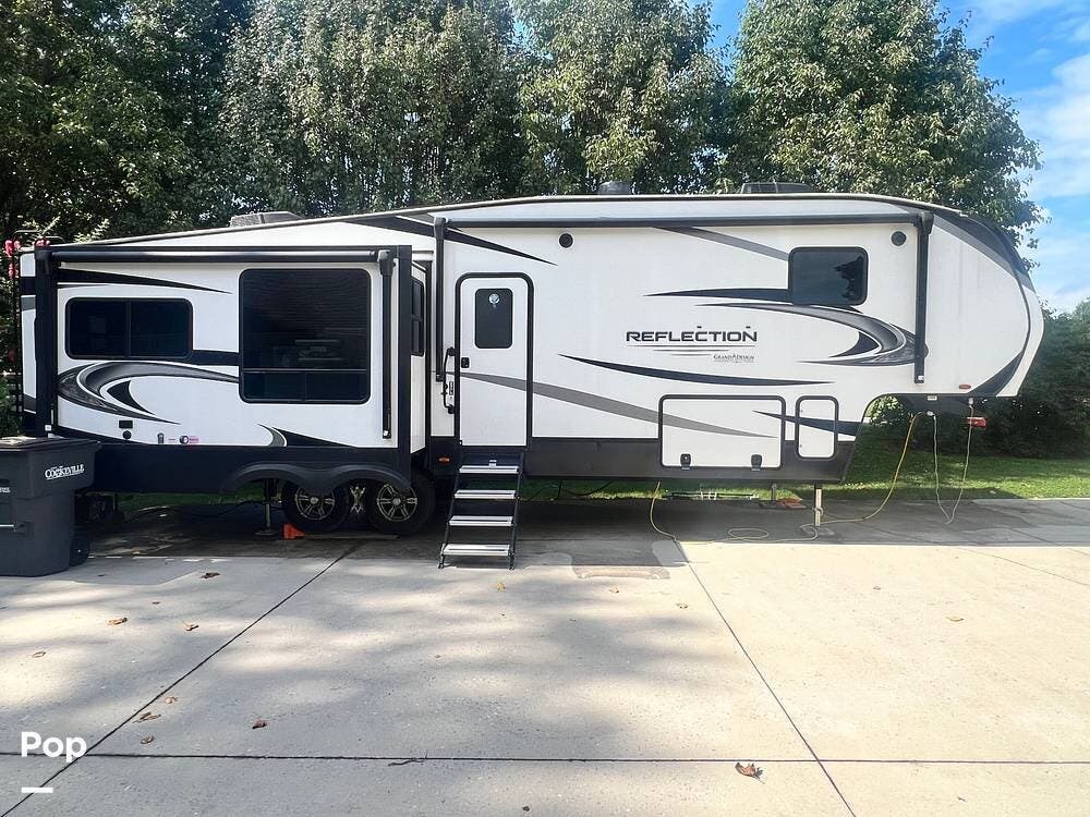 2022 Grand Design Reflection 337RLS - Used Fifth Wheel For Sale by Pop RVs in Cookeville, Tennessee features Awning, Slideout, Air Conditioning, Leveling Jacks