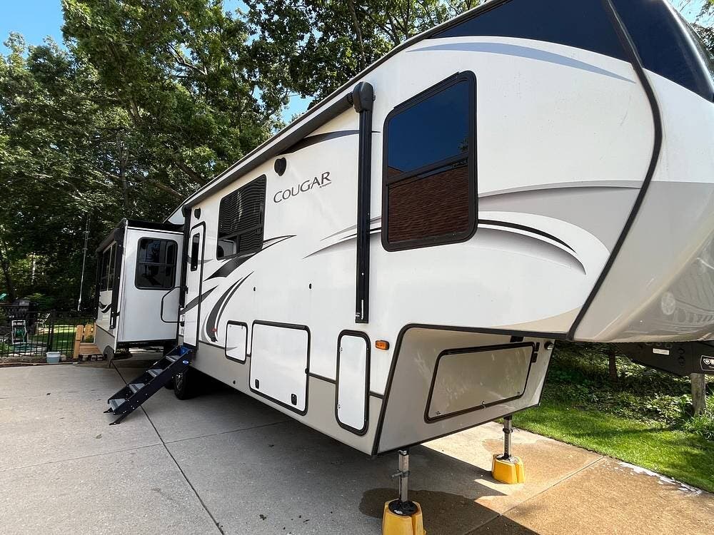 2020 Keystone Cougar 368MBI - Used Fifth Wheel For Sale by Pop RVs in Williams Bay, Wisconsin features Air Conditioning, Leveling Jacks, Slideout, Awning