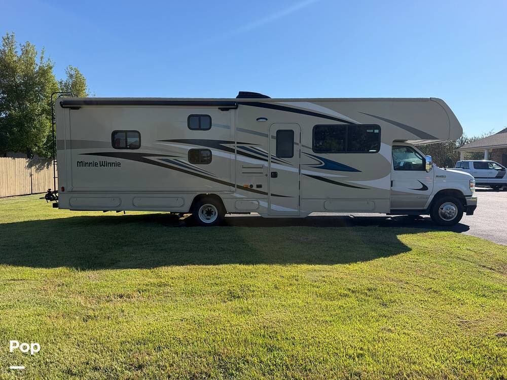 2024 Winnebago Minnie Winnie 31H - Used Class C For Sale by Pop RVs in Bossier City, Louisiana features Generator, Air Conditioning, Slideout
