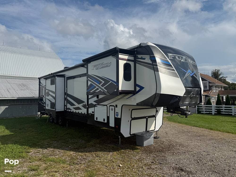 2021 Keystone Fuzion 424 - Used Toy Hauler For Sale by Pop RVs in Mechanicsburg, Ohio features Slideout, Air Conditioning, Awning, Leveling Jacks, Generator