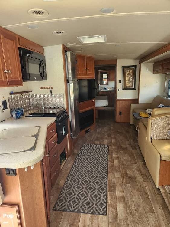 2018 Winnebago Vista LX 35F - Used Class A For Sale by Pop RVs in Gardnerville, Nevada features Awning, Air Conditioning, Slideout, Leveling Jacks, Generator