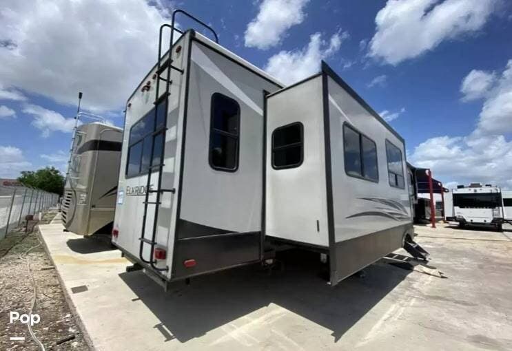 2021 Heartland ElkRidge 38MB - Used Fifth Wheel For Sale by Pop RVs in Niederwald, Texas features Air Conditioning, Slideout