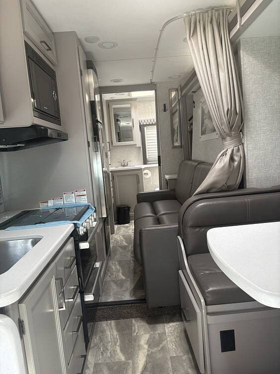 2022 Thor Motor Coach Quantum LC25 - Used Class C For Sale by Pop RVs in Pittsburgh, Pennsylvania features Air Conditioning, Generator, Awning, Slideout