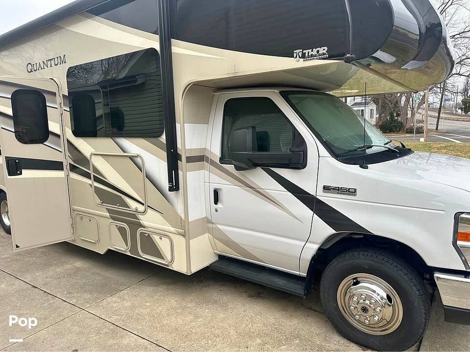 2020 Thor Motor Coach Quantum WS31 - Used Class C For Sale by Pop RVs in Sandusky, Ohio features Slideout