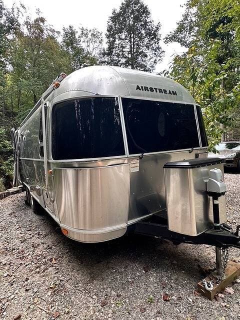 2019 Airstream Flying Cloud 25FB Queen - Used Travel Trailer For Sale by Pop RVs in Black Mountain, North Carolina features Air Conditioning, Awning