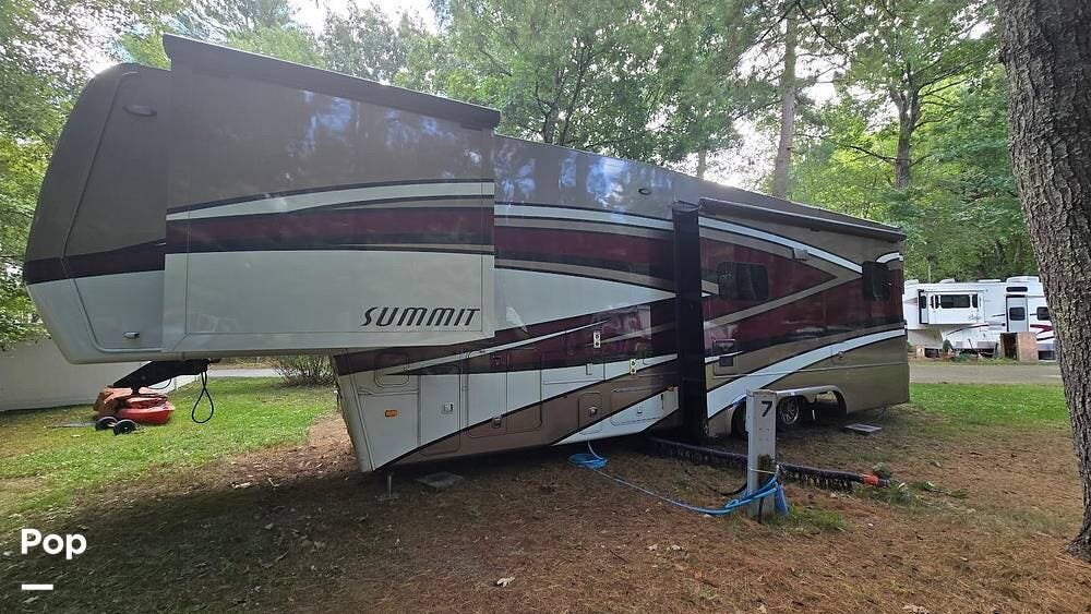 2017 New Horizons Summit 39RL3S - Used Fifth Wheel For Sale by Pop RVs in Mansfield, Massachusetts features Slideout