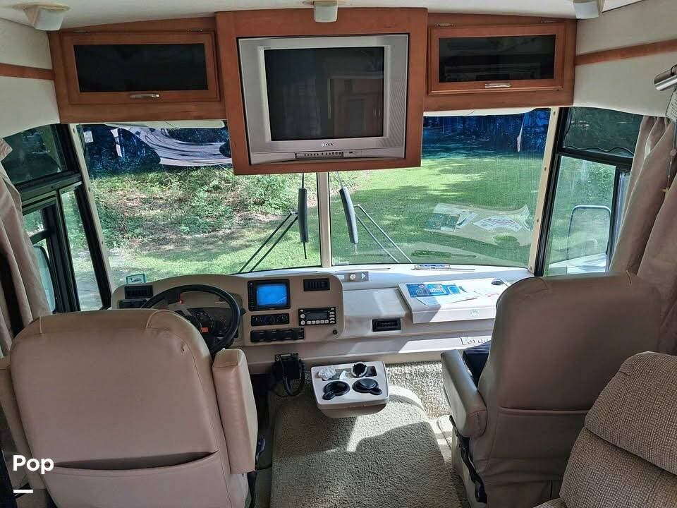 2006 Voyage 33V by Winnebago from Pop RVs in Richland, New Jersey