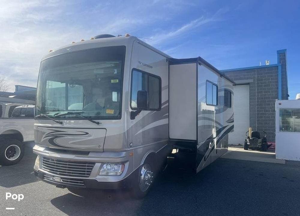2012 Fleetwood Bounder 33C - Used Class A For Sale by Pop RVs in Hopewell, New Jersey features Slideout