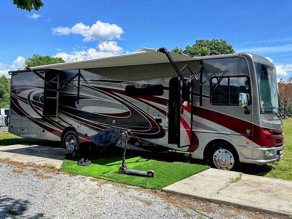 2023 Fleetwood Bounder 36F - Used Class A For Sale by Pop RVs in London, Kentucky features Slideout