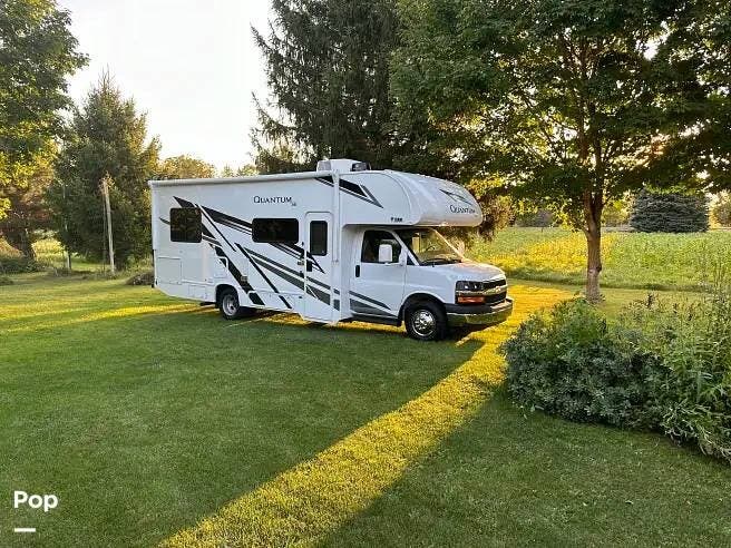 2025 Thor Motor Coach Quantum SE LZ25 - Used Class C For Sale by Pop RVs in Williamsburg, Michigan features Air Conditioning, Awning, Generator, Slideout