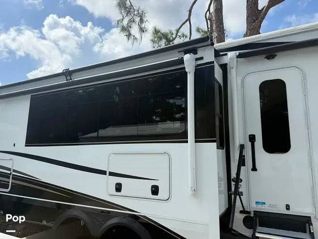 2026 Jayco Pinnacle 38FBRK - Used Fifth Wheel For Sale by Pop RVs in Sarasota, Florida features Slideout, Awning, Air Conditioning
