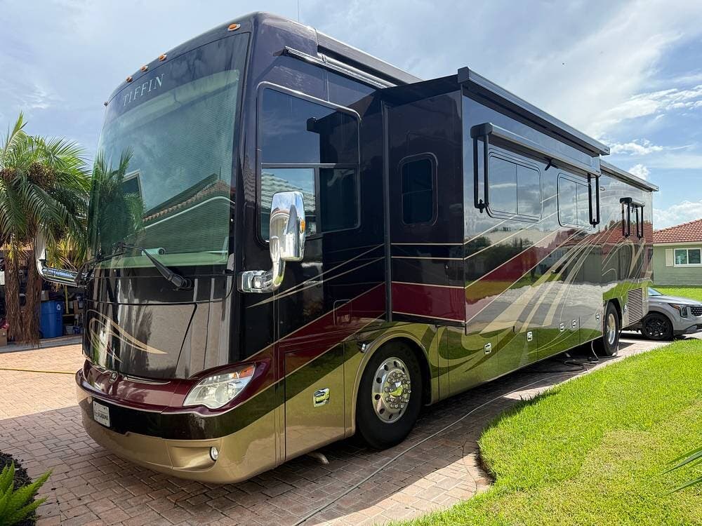 2018 Tiffin Allegro Bus 40 AP - Used Diesel Pusher For Sale by Pop RVs in Hudson, Florida features Slideout