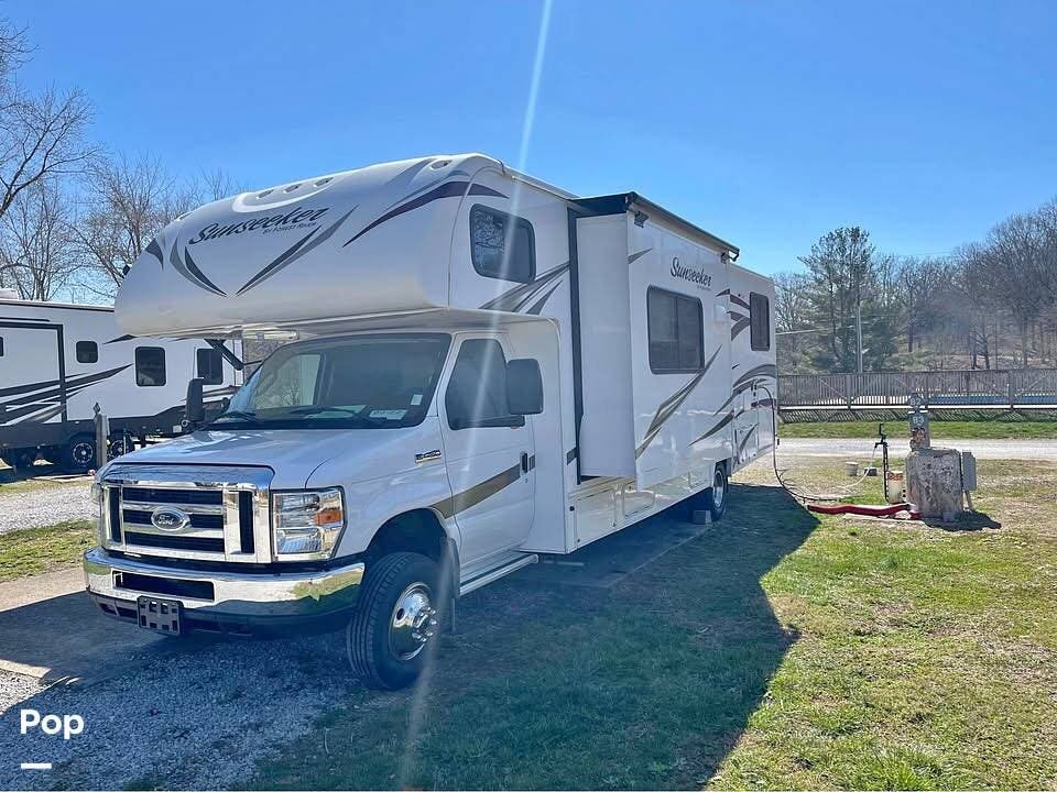 2017 Forest River Sunseeker 3107DS - Used Class C For Sale by Pop RVs in Machesney Park, Illinois features Slideout