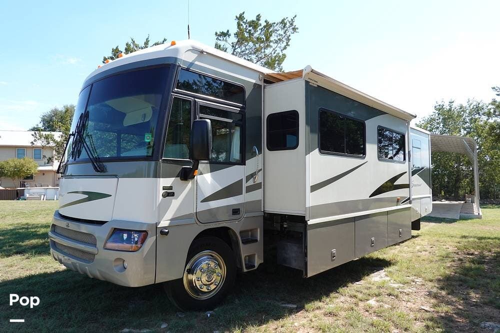 2005 Itasca Suncruiser 35U - Used Class A For Sale by Pop RVs in Dripping Springs, Texas features Leveling Jacks, Air Conditioning, Generator, Slideout, Awning
