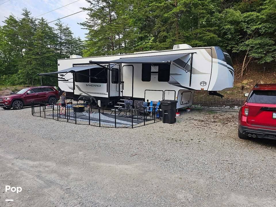 2025 Forest River Sandpiper 4002FB - Used Fifth Wheel For Sale by Pop RVs in Grayson, Kentucky features Air Conditioning, Slideout, Awning, Leveling Jacks