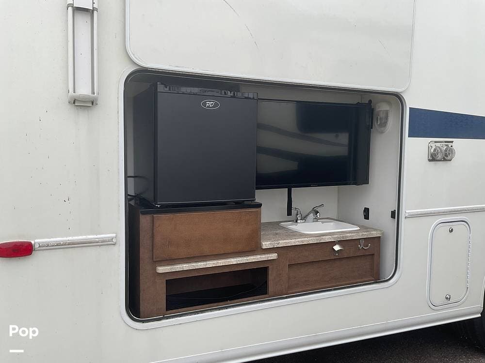 2019 Winnebago Intent 29L - Used Class A For Sale by Pop RVs in Pendleton, South Carolina features Leveling Jacks, Generator, Slideout, Air Conditioning, Awning