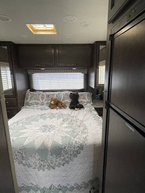 2020 Thor Motor Coach Four Winds 28Z - Used Class C For Sale by Pop RVs in Westlake Village, California features Slideout, Awning