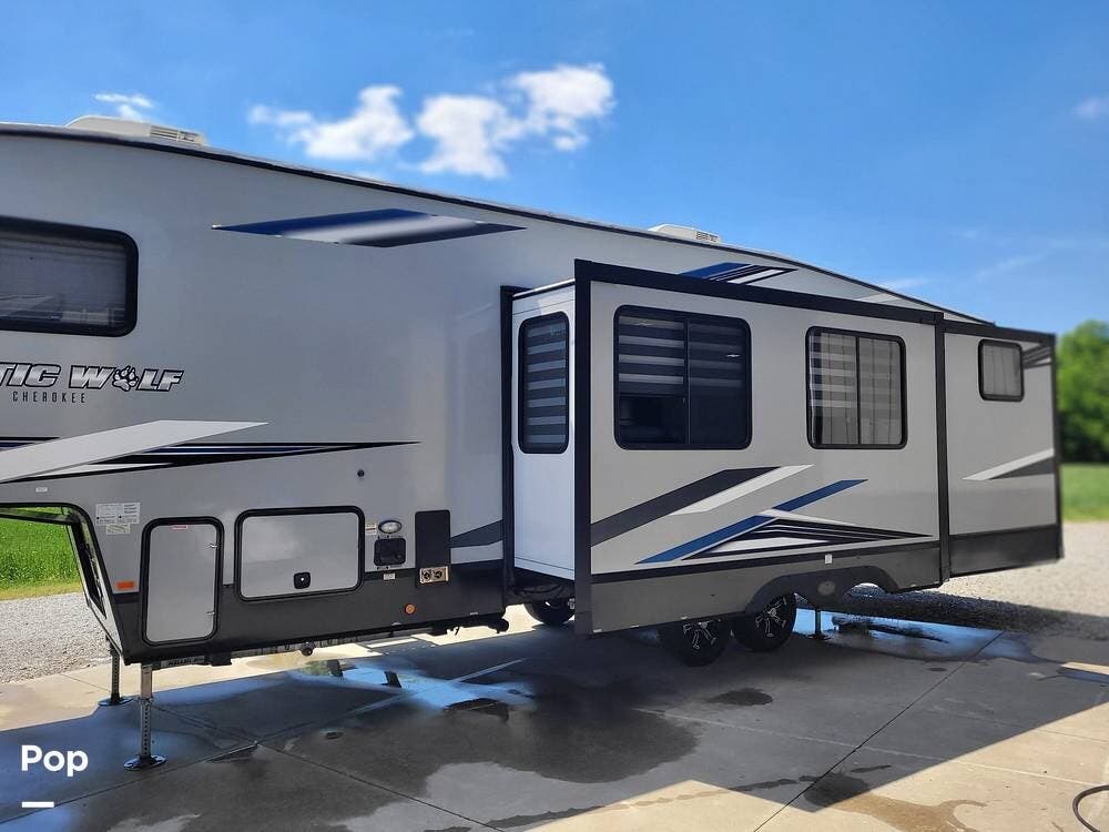 2022 Cherokee Arctic Wolf 321BH - Used Fifth Wheel For Sale by Pop RVs in Teutopolis, Illinois features Air Conditioning, Slideout, Awning, Leveling Jacks